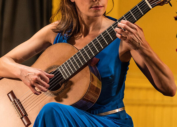 Ana Vidovic an der Gitarre Pressefoto