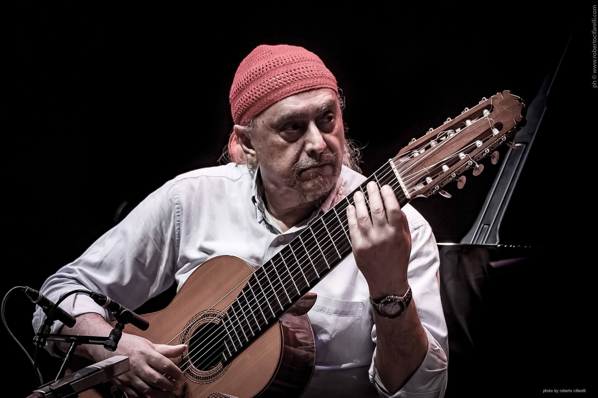 Egberto Gismonti mit Gitarre