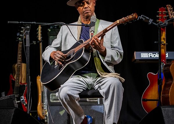 Eric Bibb an seiner Bluesgitarre