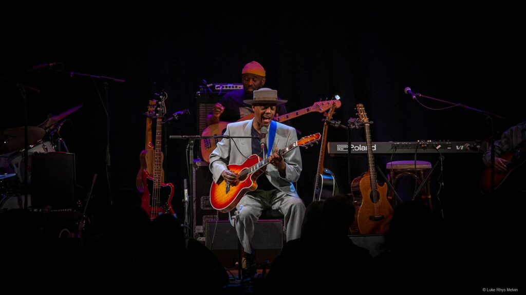 Bluesgitarrist Eric Bibb auf der Bühne