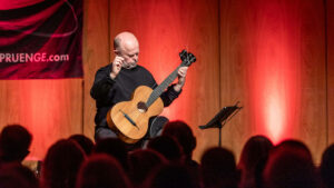 Gitarrist Pavel Steidl beim Gitarrenfestival 2023 in Bad Aibling