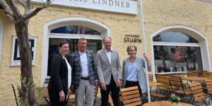 Pressefoto mit den Festivalverantwortlichen vorm Eingang des Hotels Das Lindner in Bad Aibling beim Pressegespräch zur Programmvorstellung 2025