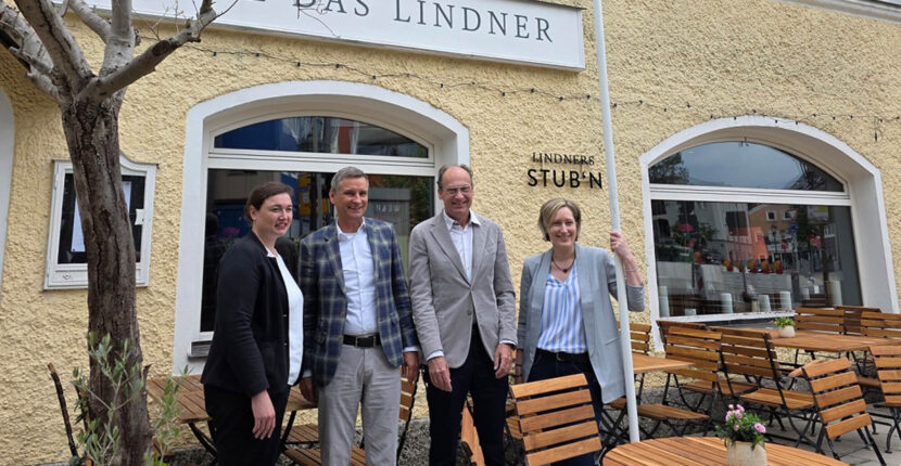 Pressefoto mit den Festivalverantwortlichen vorm Eingang des Hotels Das Lindner in Bad Aibling beim Pressegespräch zur Programmvorstellung 2025