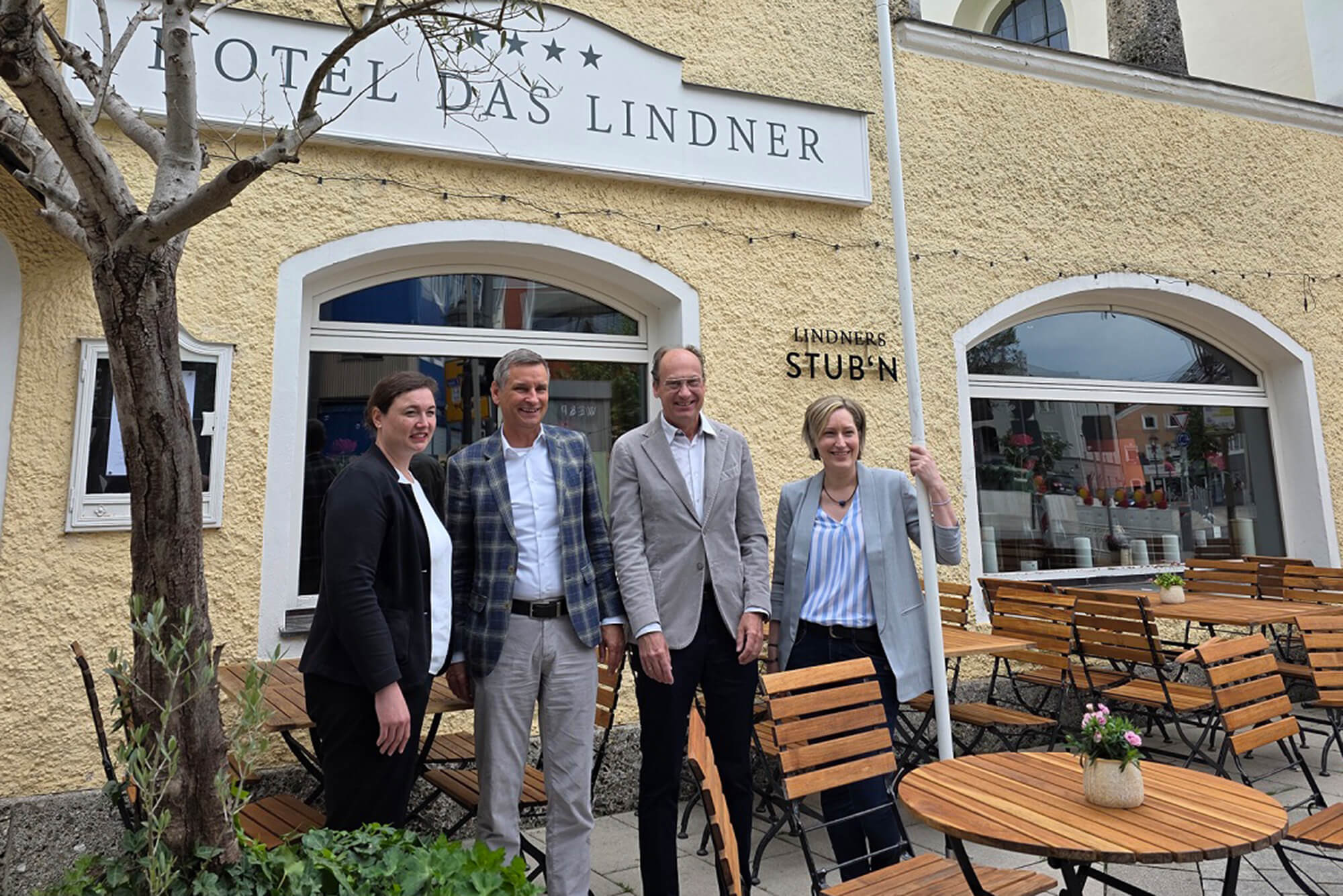 Pressefoto mit den Festivalverantwortlichen vorm Eingang des Hotels Das Lindner in Bad Aibling beim Pressegespräch zur Programmvorstellung 2025