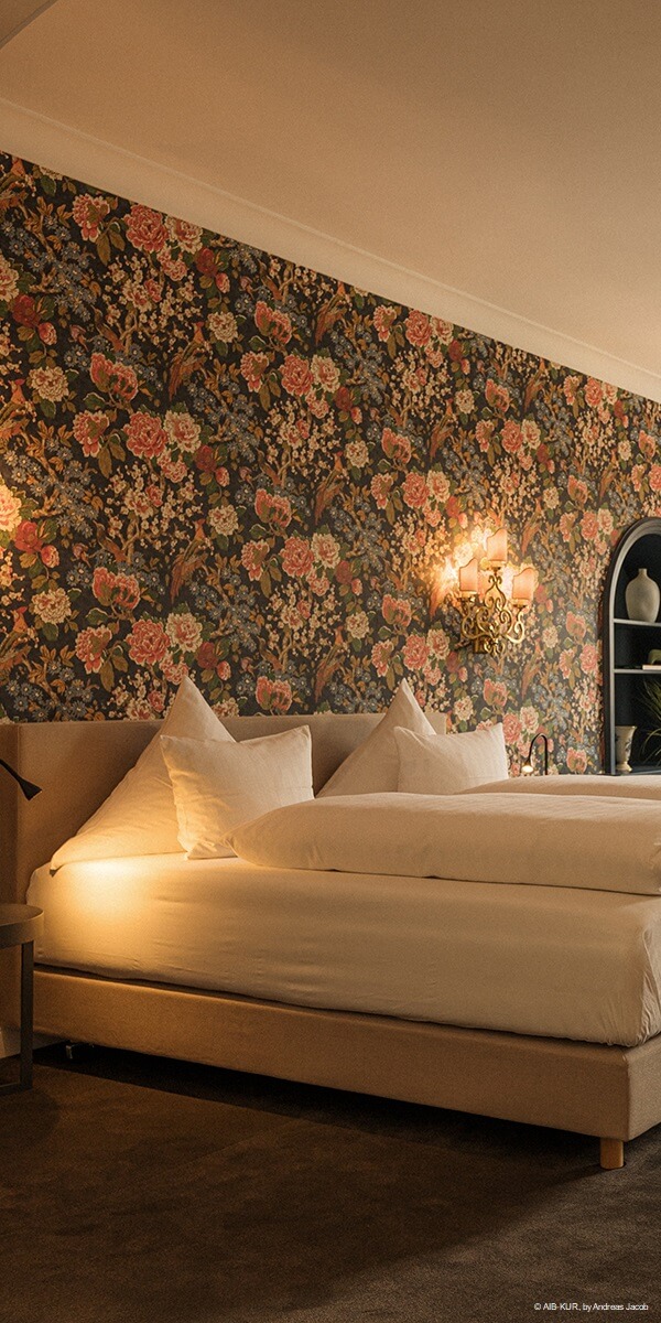 Doppelbett in Zimmer im Hotel Das Lindner
