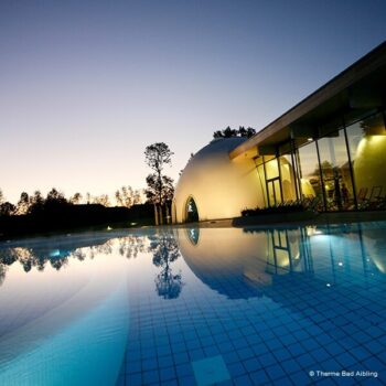 Außenansicht der Therme Bad Aibling bei Abendstimmung