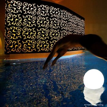 Mann springt in Becken der Kuppel in der Therme Bad Aibling