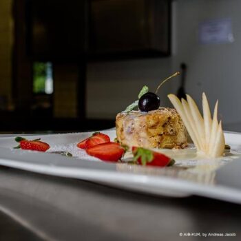 Foto einer Nachspeise mit Früchten in der Bad Aiblinger Gastronomie