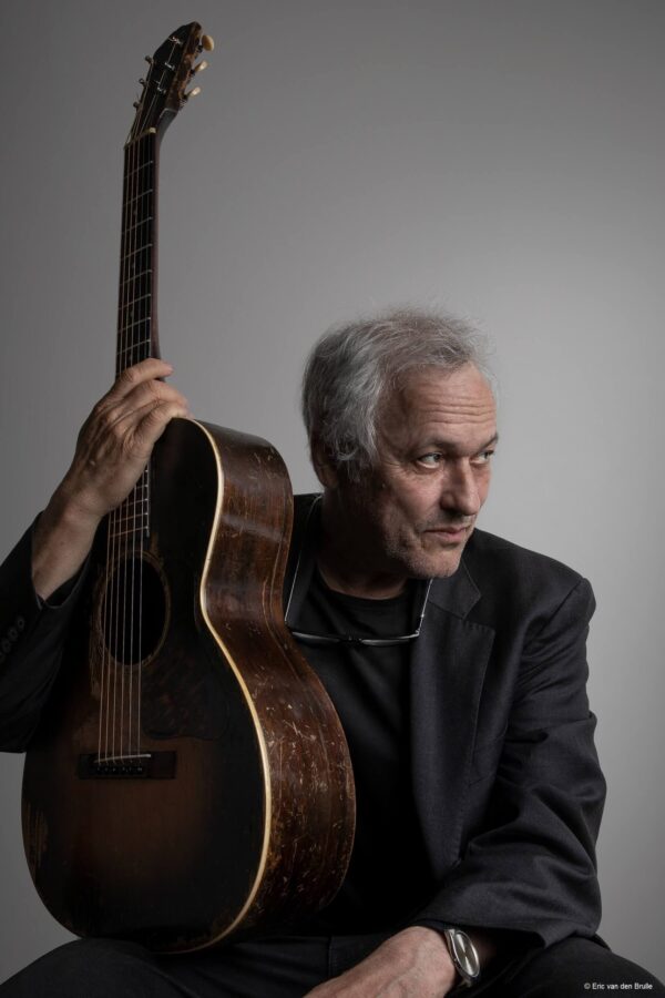 Marc-Ribot-Guitar-Pressefoto Marc Ribot mit Gitarre Pressefoto