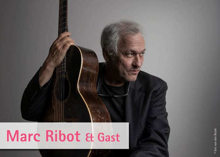 Musiker Marc Ribot aus den USA mit Gitarre