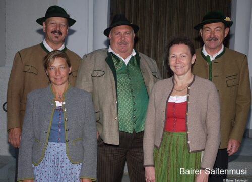 Gruppenbild Bairer Saitenmusi n Tracht