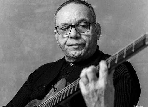 Bireli Lagrene mit Gitarre schwarzweiß Foto