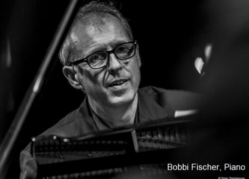 Pianist Bobby Fischer am Klavier in schwarzweiß