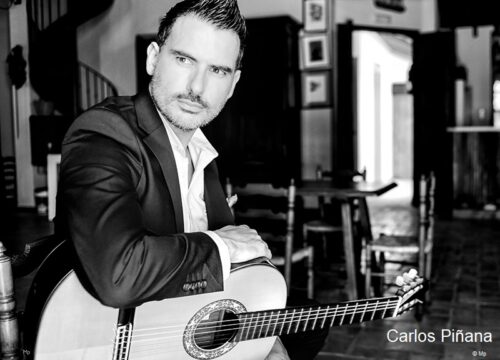 Carlos-Pinana-gallerie Carlos Piñana mit Flamenco-Gitarre in schwarzweiß