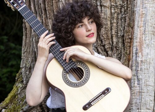 Cristina-Galietto-gallerie2 Cristina Galietto mit Gitarre an Baum gelehnt