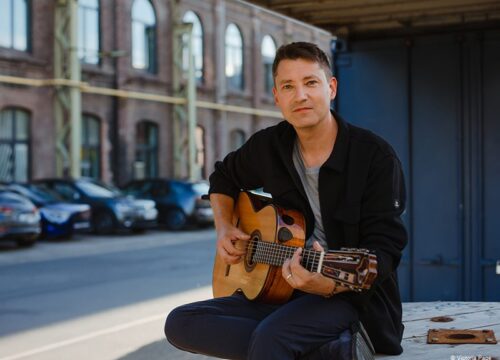 Daniel Stelter mit Gitarre in Stadt