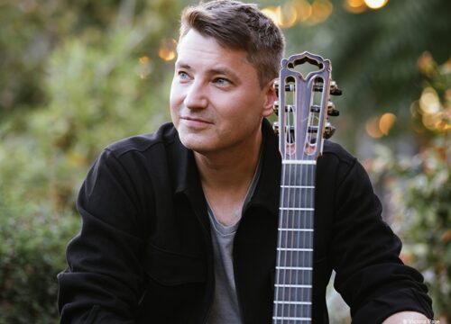 Daniel Stelter mit seiner Gitarre outdoor