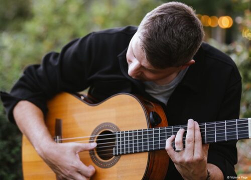Daniel Stelter spielt outdoo auf Gitarre