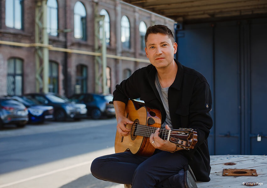 Daniel-Stelter-lineup Daniel Stelter mit seiner Gitarre in der Stadt
