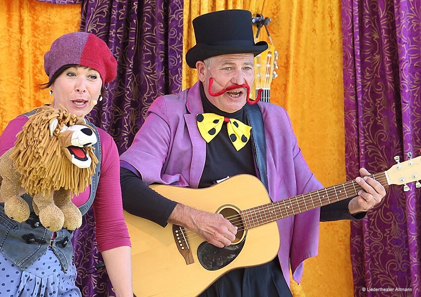 Der-Loewe-lacht-Liedertheater-Altmann-lineup Chrisof und Vladi Altmann mit Löwenhandpuppe und Gitarre