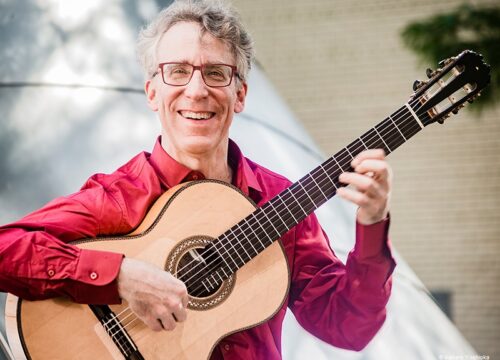 Eliot Fisk mit rotem Hemd und Gitarre