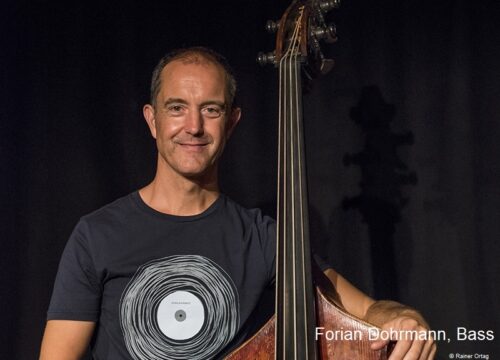 Musiker Florian Dormann mit seinem Kontrabass