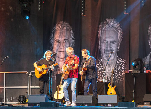 Trio Frontm3n mit ihren Gitarren auf großer Open Air Bühne in Bad Aibling
