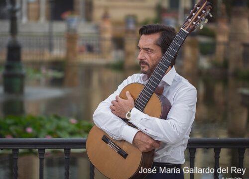 José María Gallardo del Rey mit Gitarre im Park
