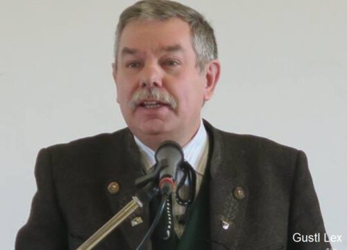 Gustl Lex am Mikro im Trachtenanzug