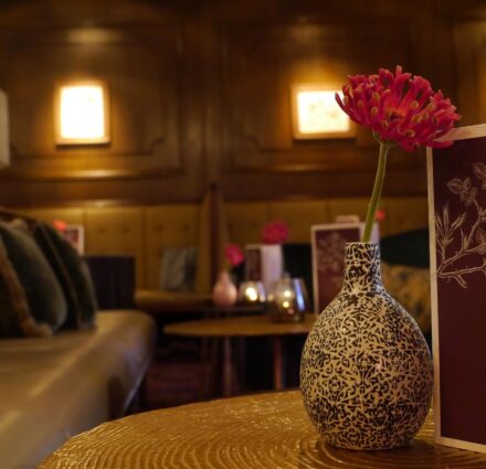 Gemütliches Wohnzimmer im Hotel das Lindner mit kleinen Tischen und Lounge