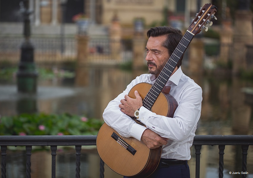 Jose-Maria-Gallardo-del-Rey-lineup José María Gallardo del Rey mit Gitarre im Arm