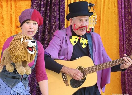 Vladi und Christof Altmann mit Gitarre und Löwenhandpuppe