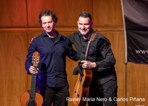 Nero-Pinana-gallerie Rainer Maria Nero und Carlos Piñana mit Gitarren auf Bühne in Bad Aibling