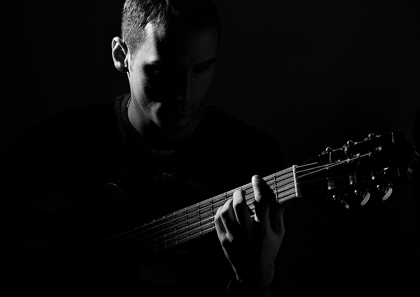 Gitarrist ohne Gesicht in schwarz-weiß