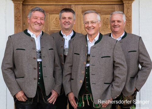Reichersdorfer Sänger in Tracht vor Tür