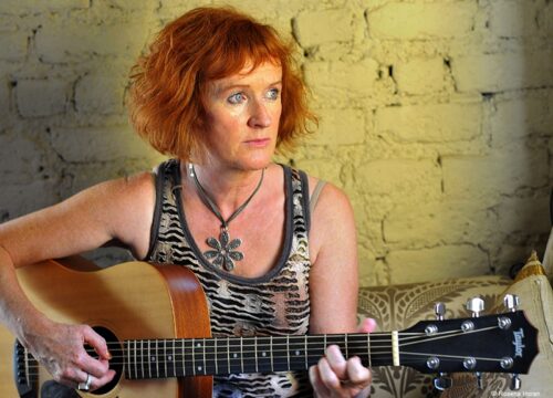 Rosena-Horan-gallerie Rosena Horan mit Gitarre