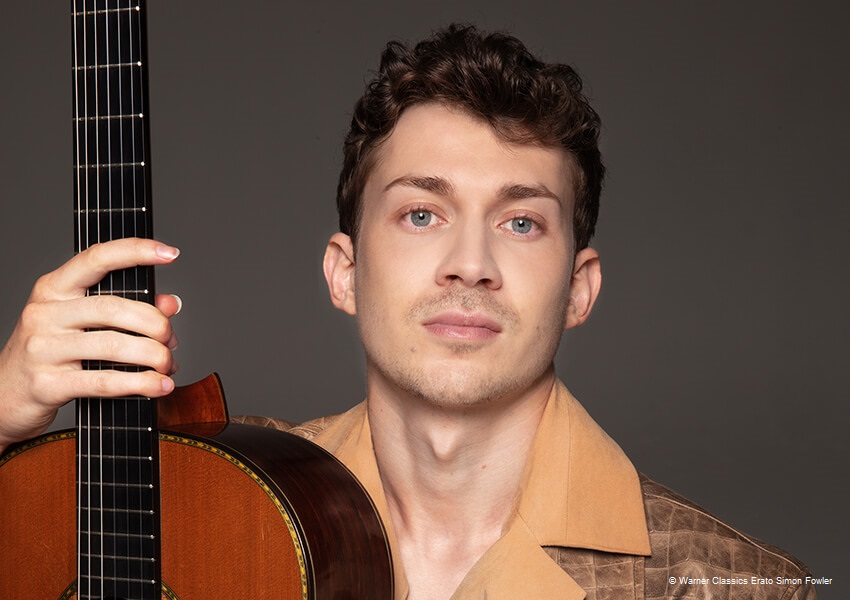 Thibaut-Garcia-lineup Thibaut Garcia hält seine Gitarre