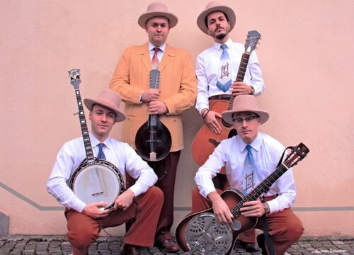 Die Truffle Valley Boys mit Instrumenten vor Wand