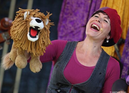 Lachende Vladi Altmann mit Löwenhandpuppe