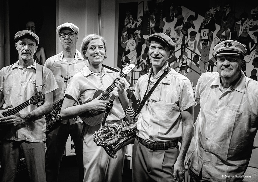 The-Ukelites-lineup The Ukelites Quintett in schwarz-weiß mit Gitarren