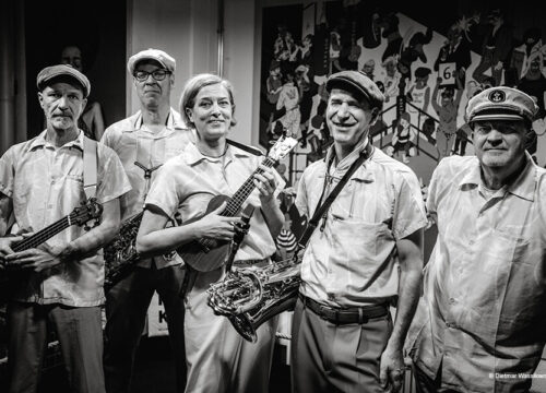 The Ukelites Quintett in schwarz-weiß mit Gitarren