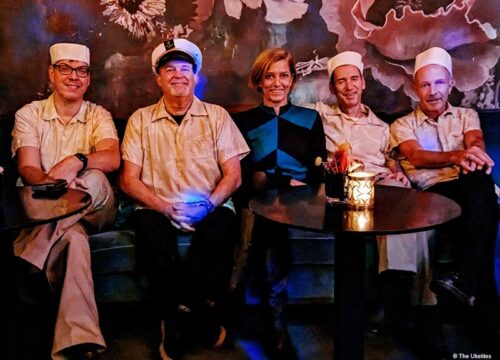 Gruppenbild Quintett The Ukelites auf Bank