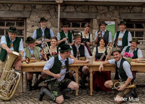 Gruppenbild der Waller Musi mit Instrumenten