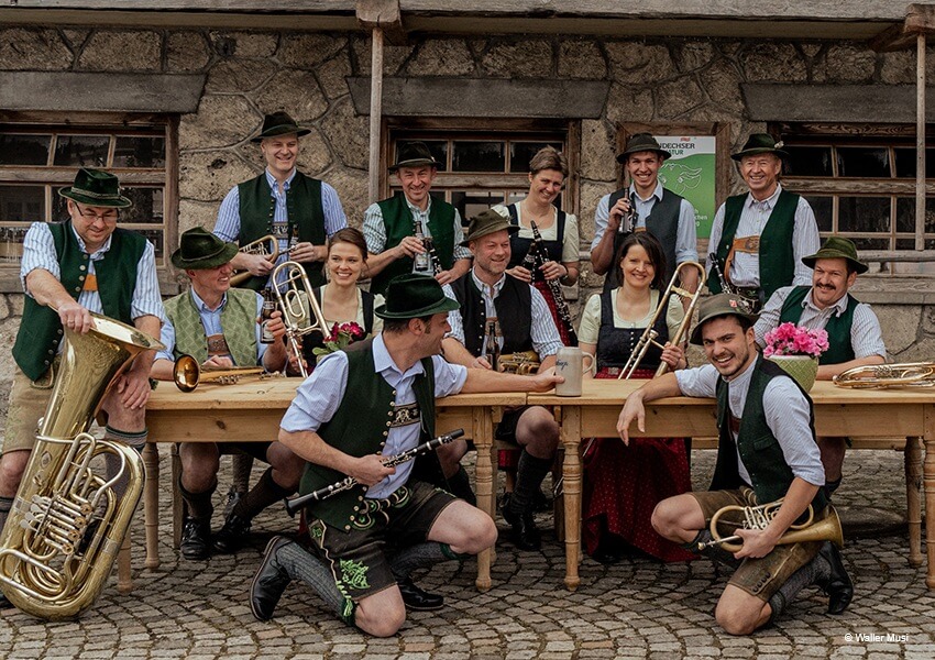 Waller-Musi-lineup Gruppenbild der Waller Musi mit Instrumenten