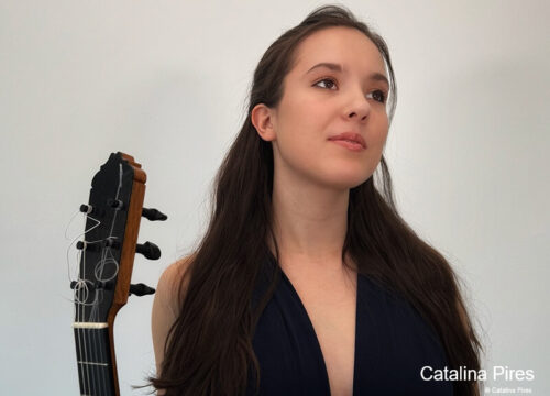 Catalina-Pires-gallerie Catalina Pires mit Gitarre