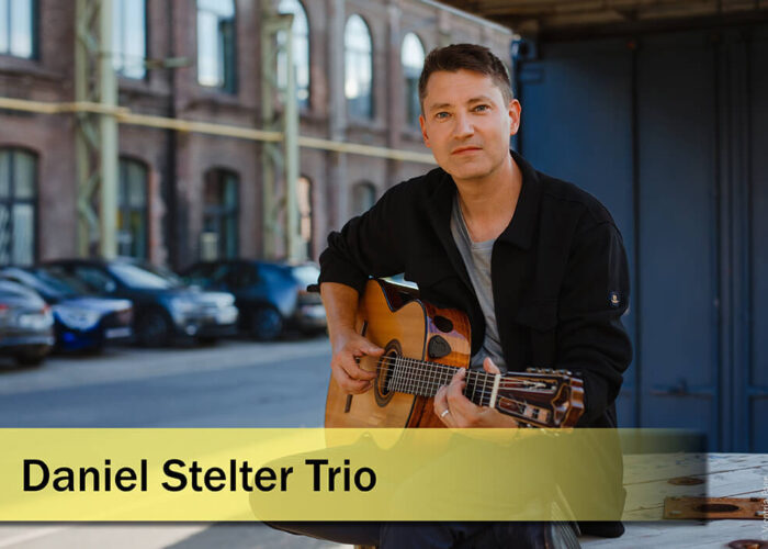Slider-Künster-Daniel-Stelter Daniel Stelter mit Gitarre in Stadt