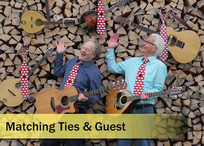 Slider-Künster-Matching-Ties Duo Matching Ties mit vielen Gitarren und Krawatten vor Holzwand