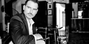 Flamenco-Gitarrist Carlos Piñana in schwarzweiß