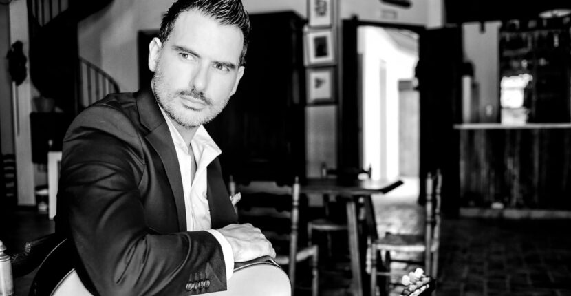 Flamenco-Gitarrist Carlos Piñana in schwarzweiß