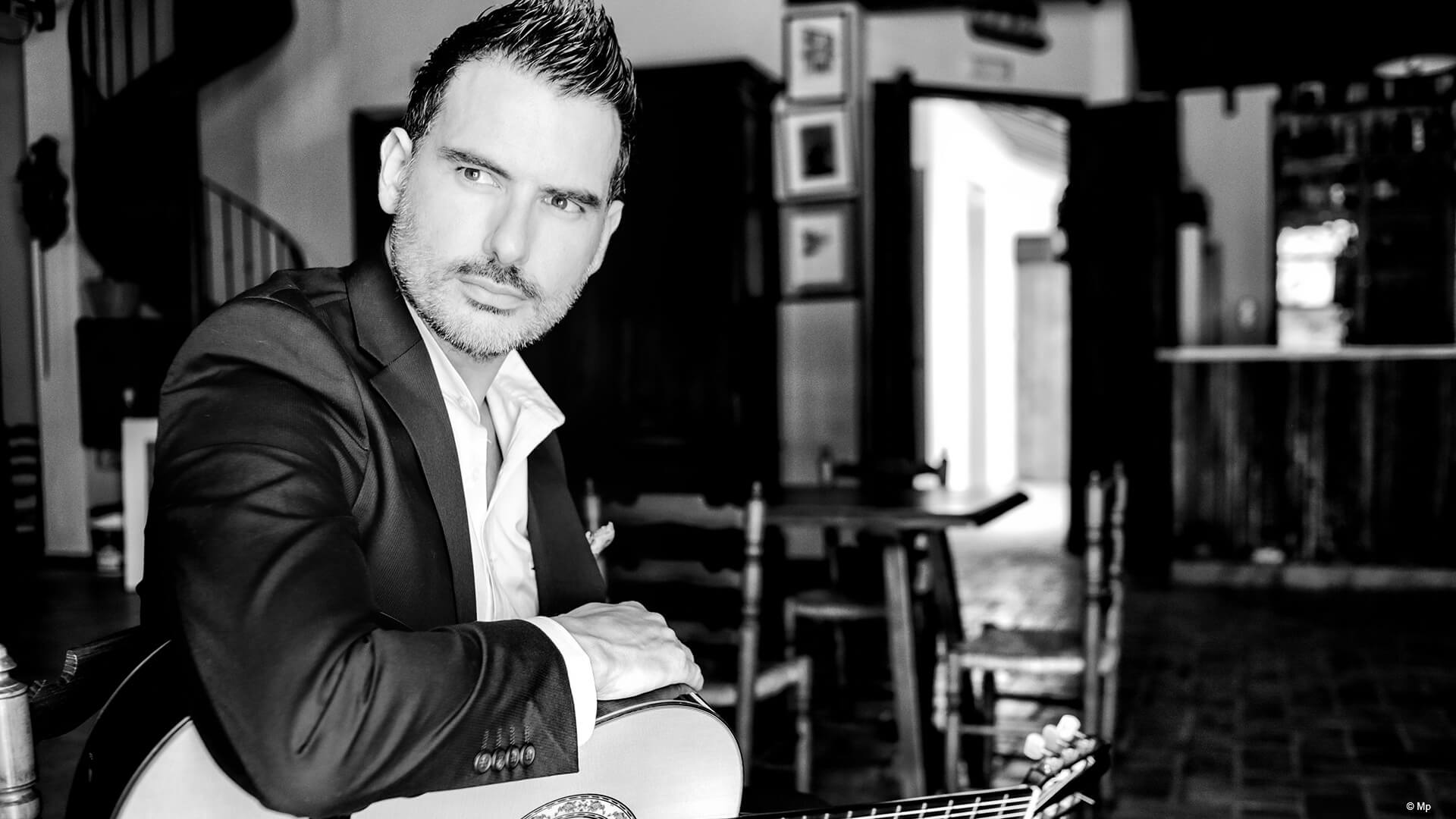 Flamenco-Gitarrist Carlos Piñana in schwarzweiß